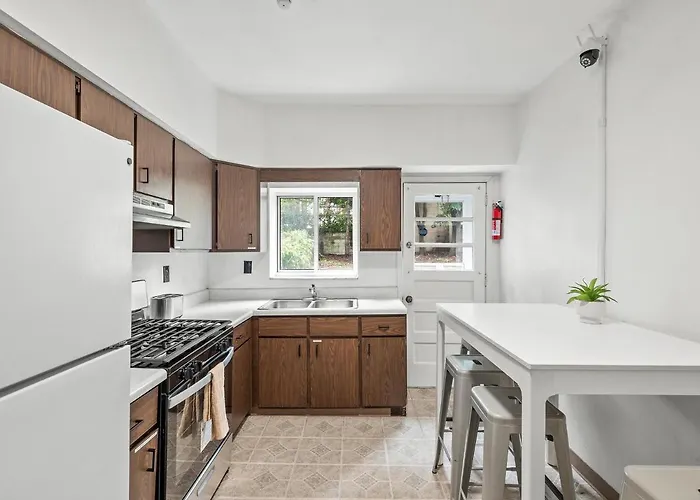 Oakland/university @h Bright And Stylish Private Bedroom With Shared Bathroom Homestay *