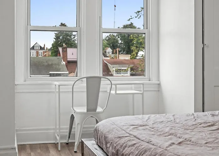 Oakland/university @h Bright And Stylish Private Bedroom With Shared Bathroom *