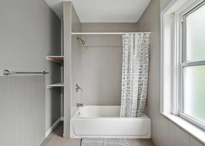 Oakland/university @h Bright And Stylish Private Bedroom With Shared Bathroom Homestay