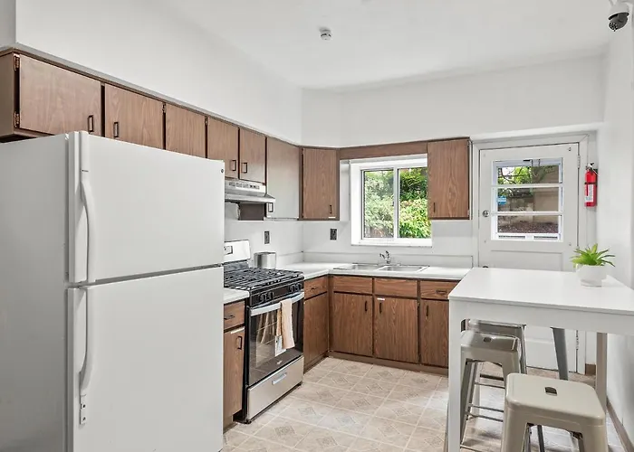Oakland/university @h Bright And Stylish Private Bedroom With Shared Bathroom